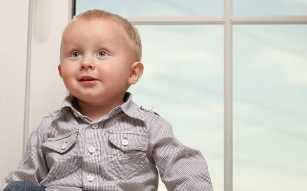 Leende liten pojke hemma — Stockfoto