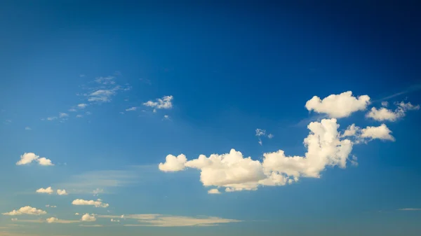 Diepblauwe lucht met wolken — Stockfoto