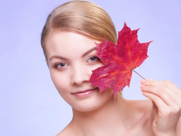 Žena s červený javorový list — Stock fotografie