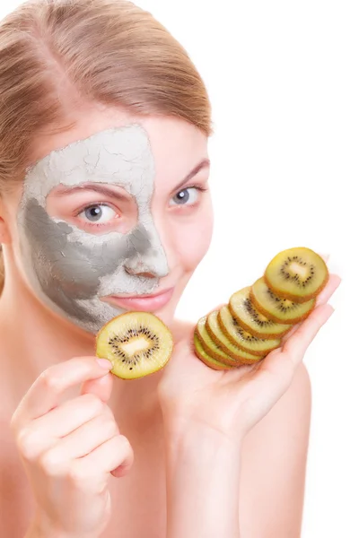 Vrouw toepassen klei masker — Stockfoto