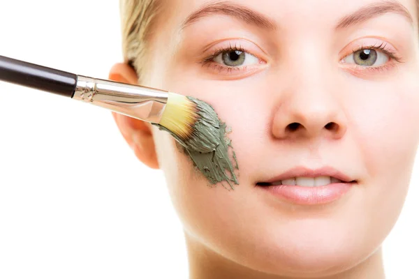 Mujer aplicando mascarilla de barro —  Fotos de Stock