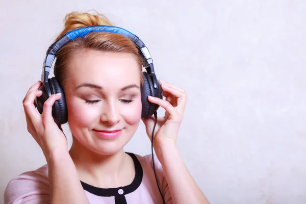 Femme avec écouteurs écoutant de la musique — Photo