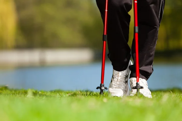 Frauenbeine wandern im Park — Stockfoto