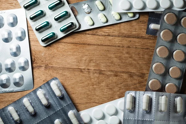 Medyczne tabletki tabletki na stole — Zdjęcie stockowe
