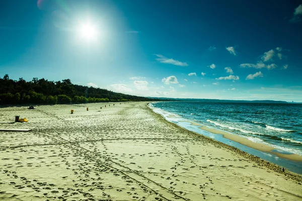 Cloudy sky with footprints on beach — Stock Photo, Image