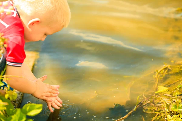 Petit garçon se lavant les mains — Photo