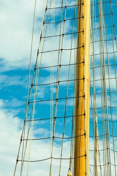 Jacht mast tegen blauwe hemel — Stockfoto