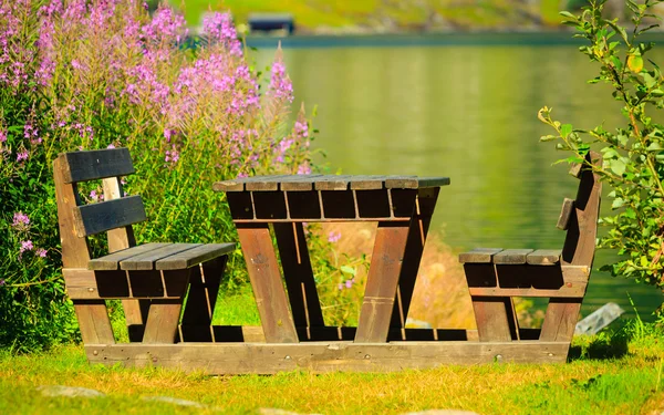 Mesa de picnic y bancos — Foto de Stock