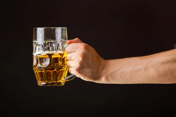 Erkek eli elinde bira bardağı — Stok fotoğraf