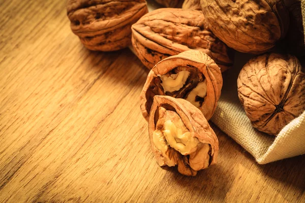 Vlašské ořechy na starý dřevěný stůl — Stock fotografie