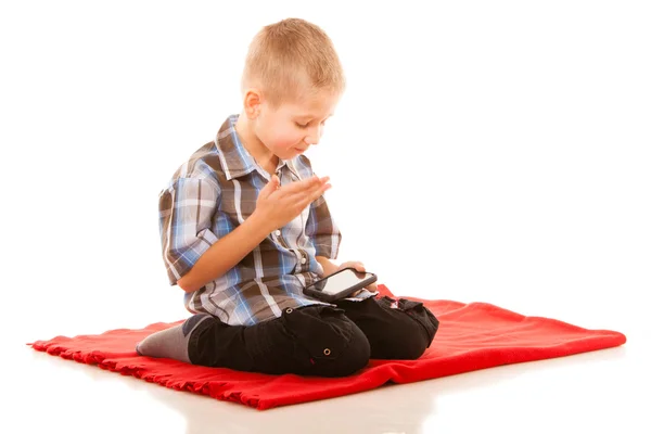 在智能手机上玩游戏的男孩 — 图库照片