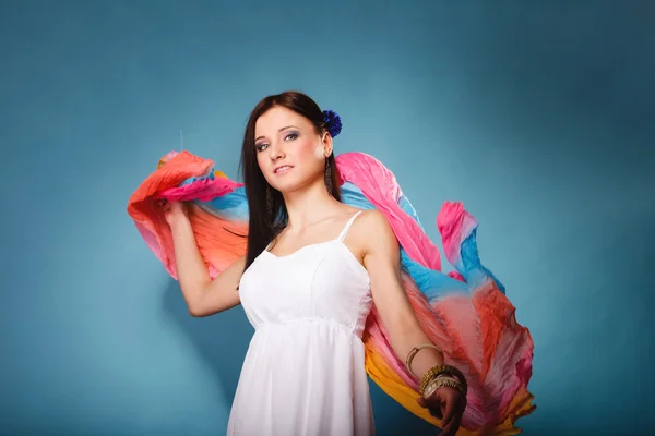 Jeune femme avec châle de couleur — Photo