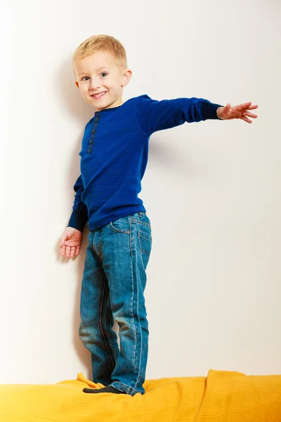 Menino pré-escolar jogando em casa — Fotografia de Stock