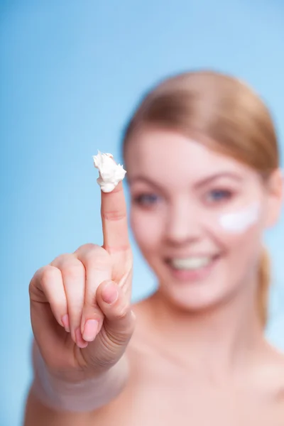 Chica aplicando crema hidratante — Foto de Stock