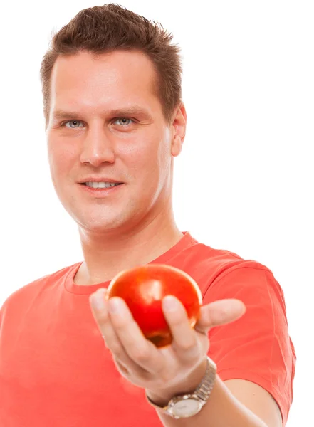 Hombre con camisa roja sosteniendo manzana — Foto de Stock