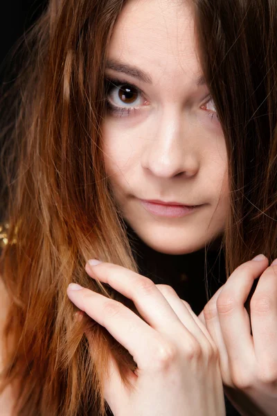 Mulher cobre rosto por cabelos longos — Fotografia de Stock