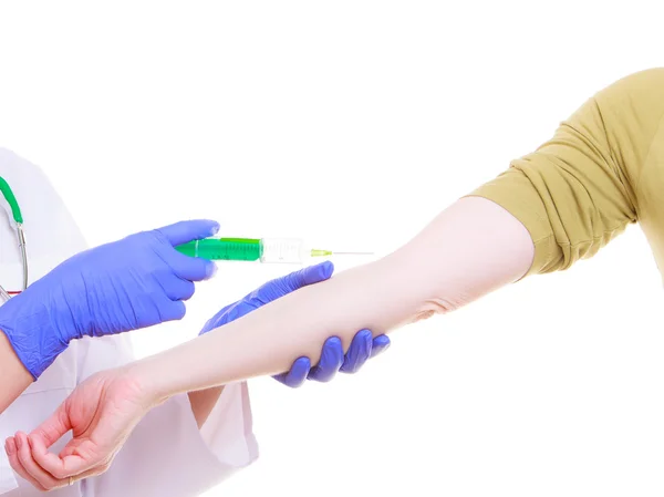 Enfermeira com seringa a administrar injeção ao doente — Fotografia de Stock