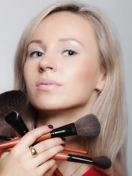 Žena má make-up štětce — Stock fotografie