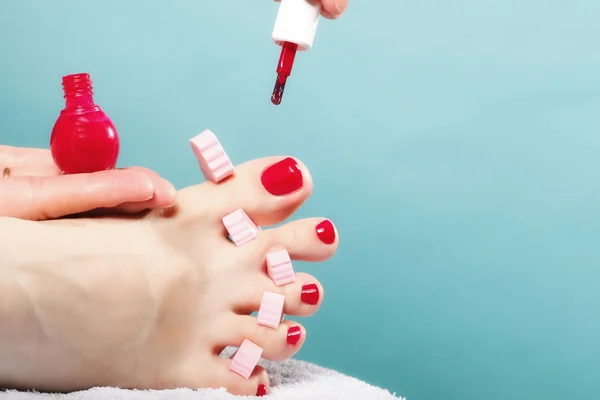 Pies con uñas rojas — Foto de Stock