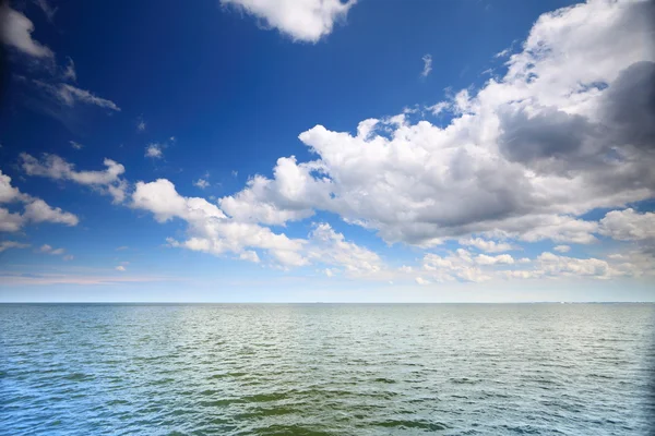 Cloudy blue sky above sea — Stock Photo, Image