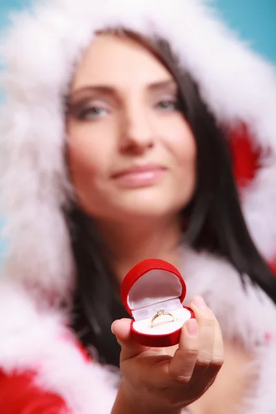 Женщина держит подарочную коробку с кольцом — стоковое фото