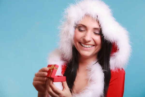Vrouw opening kleine geschenkverpakking — Stockfoto