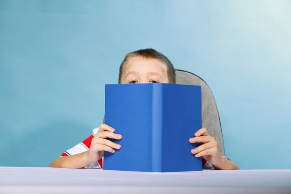 Menino leitura livro — Fotografia de Stock