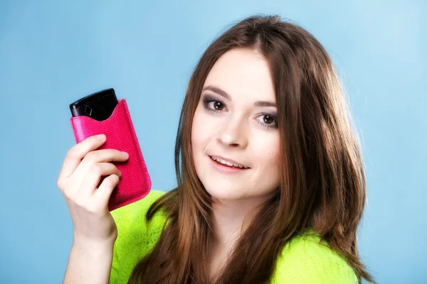 Glad tjej med mobiltelefon — Stockfoto