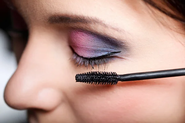 Woman applying mascara on eyes — ストック写真