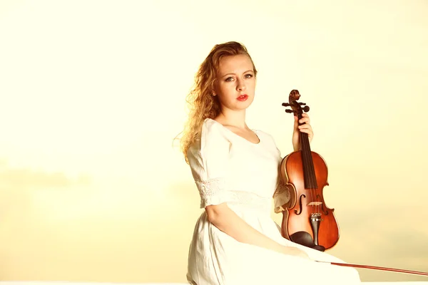 Blonde girl with violin outdoor — Stock fotografie