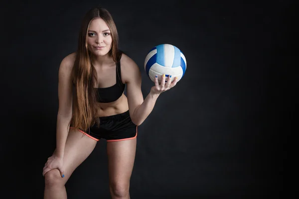 Jovem mulher segurando vôlei — Fotografia de Stock