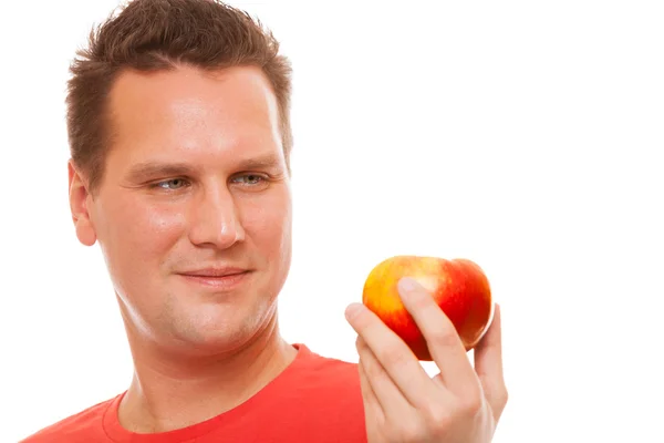 Hombre con camisa roja sosteniendo manzana — Foto de Stock