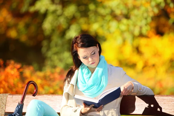 Woman relaxing in autumnal park — Stock Photo, Image