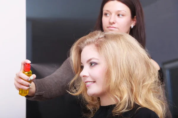 Hairstylist appies lacca per capelli — Foto Stock