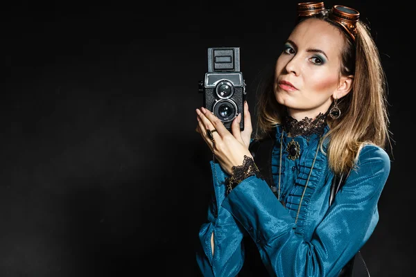 Vrouw poseren met oude camera. — Stockfoto