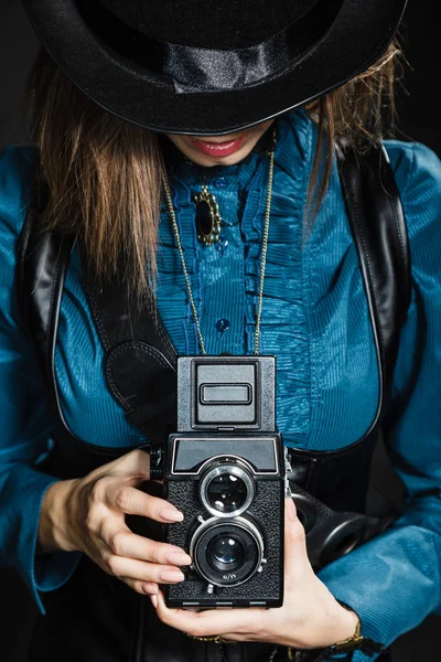 Žena pózuje s starý fotoaparát. — Stock fotografie