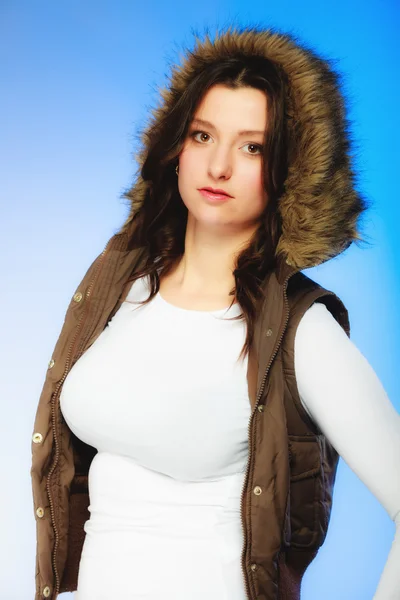 Mujer posando en chaleco caliente — Foto de Stock