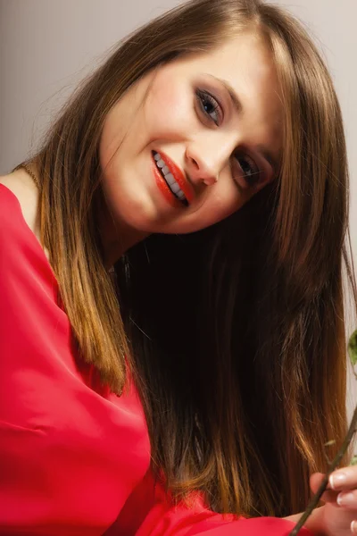 Mujer en vestido rojo sonriendo — Foto de Stock