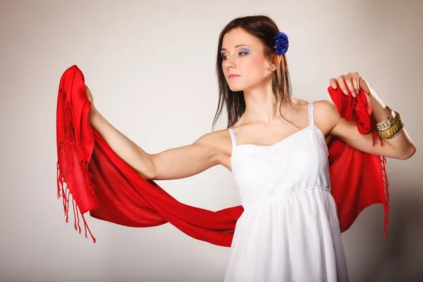 Vrouw in witte jurk poseren — Stockfoto