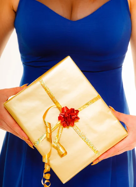 Girl holding gift box — Stock Photo, Image