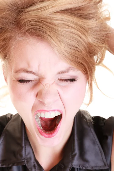 Vrouw schreeuwen en trekken rommelig haren — Stockfoto