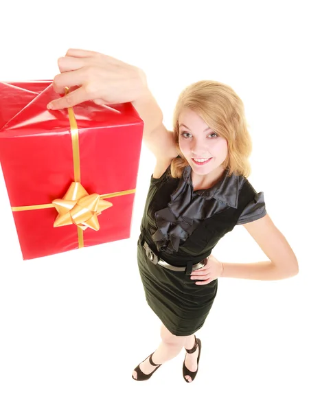 Menina segurando caixa de presente — Fotografia de Stock