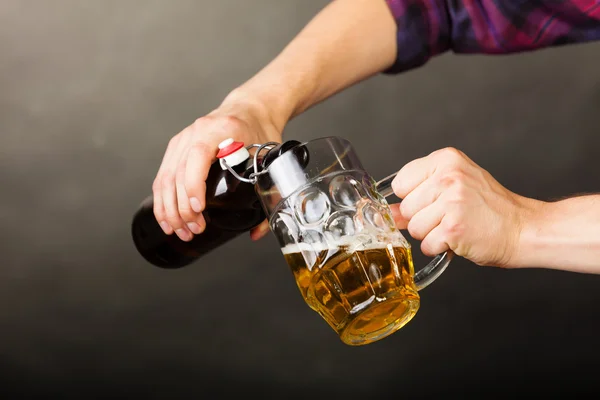 Man pouring beer — Stock Photo, Image