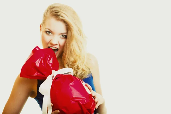 Chica con regalo rojo — Foto de Stock