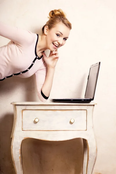 Geschäftsfrau arbeitet am Computer — Stockfoto