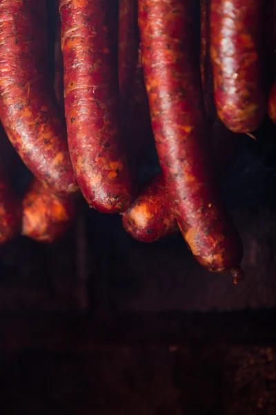 Традиционная еда. Копченые сосиски в коптильне. — стоковое фото