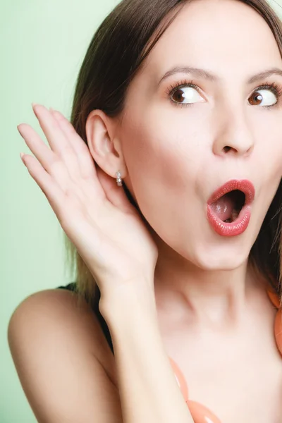 Mujer con mano a oreja — Foto de Stock