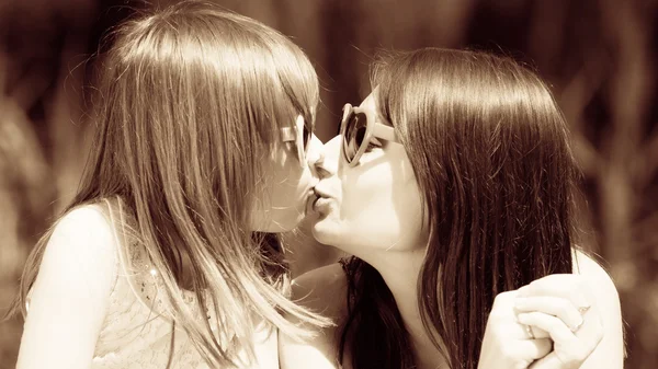 Daughter giving her mother a kiss — Stock Photo, Image