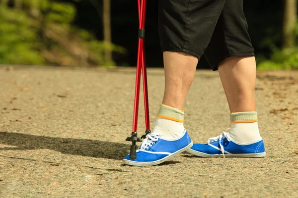 Aktive Seniorbeine in Turnschuhen Nordic Walking im Park. — Stockfoto