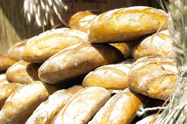 多くの茶色の素朴な新鮮なライ麦パンは — ストック写真